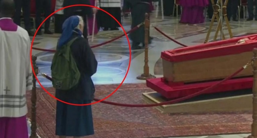Genevieve Jeanningros, la monja que rompi&oacute; el protocolo en el adi&oacute;s del papa Francisco