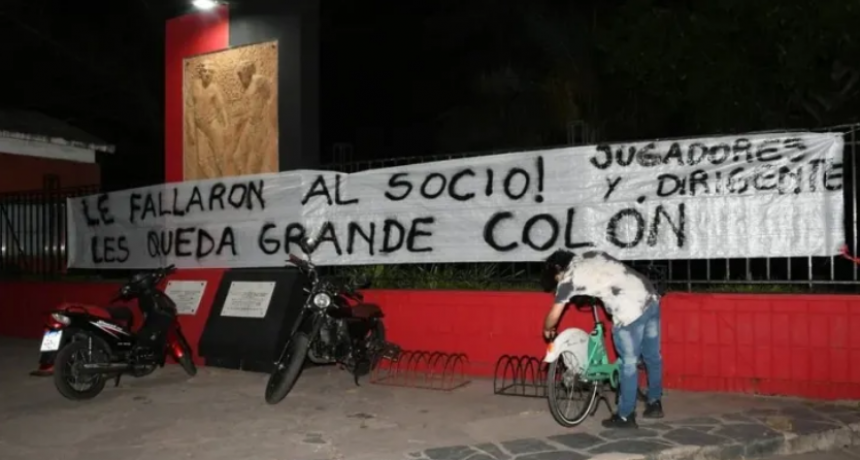 Hinchas de Col&oacute;n colgaron una bandera en la sede