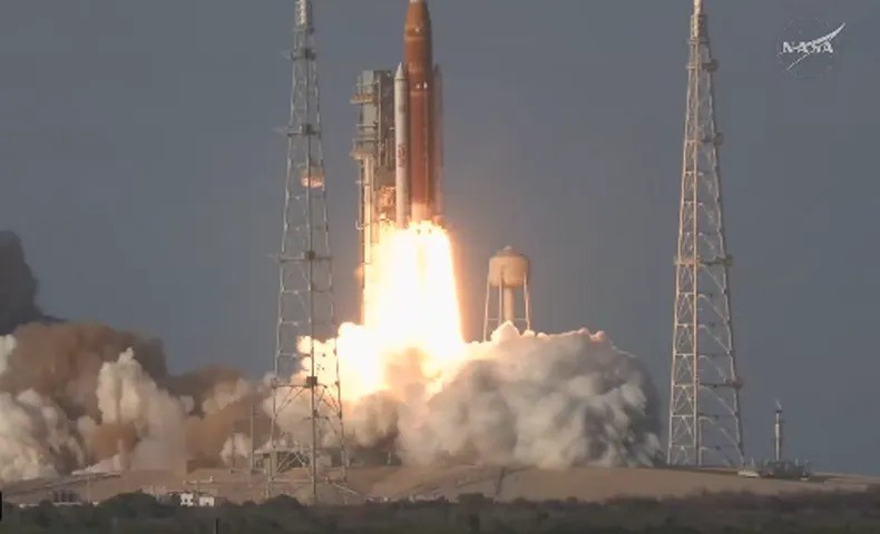 Despeg&oacute; exitosamente el Artemis II, la primera misi&oacute;n tripulada de la NASA
