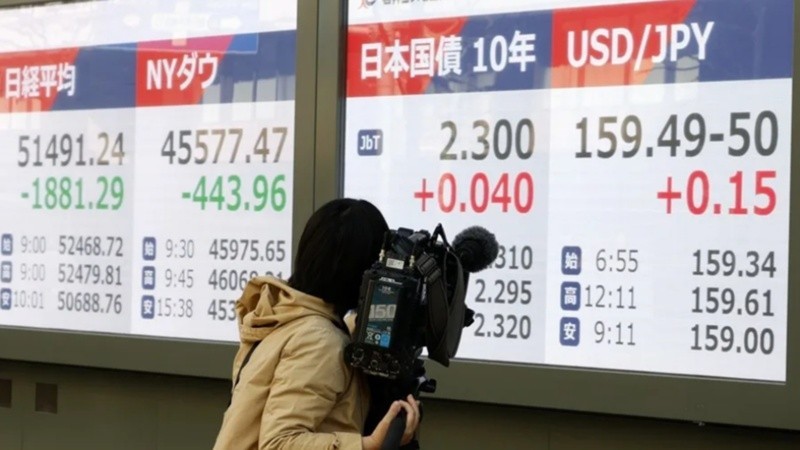 El petr&oacute;leo se desploma y las bolsas asi&aacute;ticas repuntan tras la tregua temporal entre EE.UU. e Ir&aacute;n