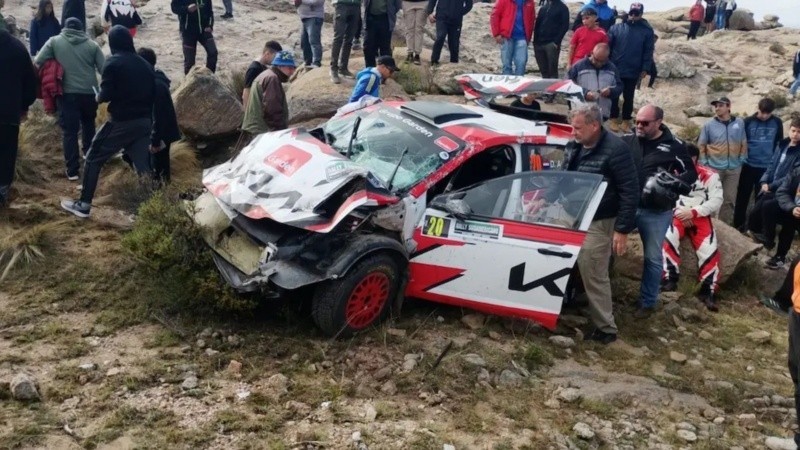 Tragedia en el rally de C&oacute;rdoba: un auto despist&oacute; a los tumbos, embisti&oacute; a espectadores y muri&oacute; un joven