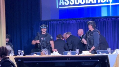 Trump fue evacuado durante una cena con periodistas