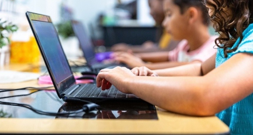 Ocho de cada 10 personas consideran que el uso de IA puede debilitar las habilidades cognitivas de estudiantes