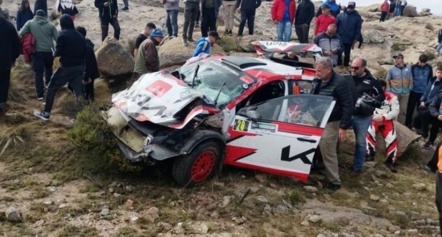 Tragedia en el rally de C&oacute;rdoba: un auto despist&oacute; a los tumbos, embisti&oacute; a espectadores y muri&oacute; un joven