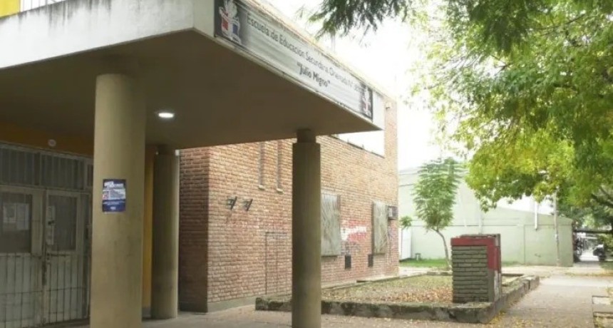 Una escuela de Santa Fe proh&iacute;be mochilas y cartucheras en clase por amenazas virales