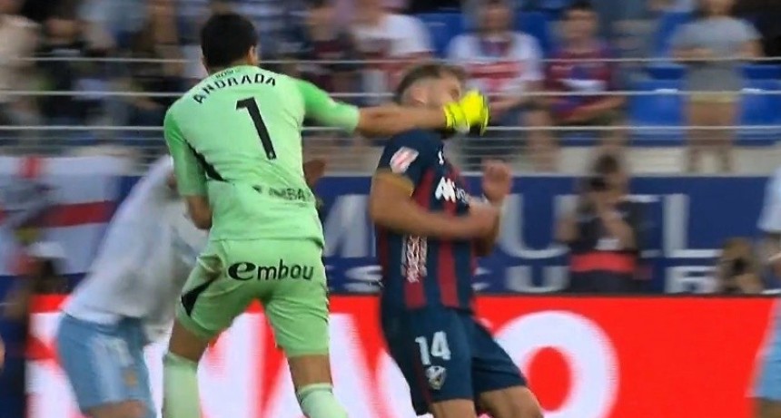 Esc&aacute;ndalo en Espa&ntilde;a con un arquero argentino: le dio un pu&ntilde;etazo a un rival tras ser expulsado