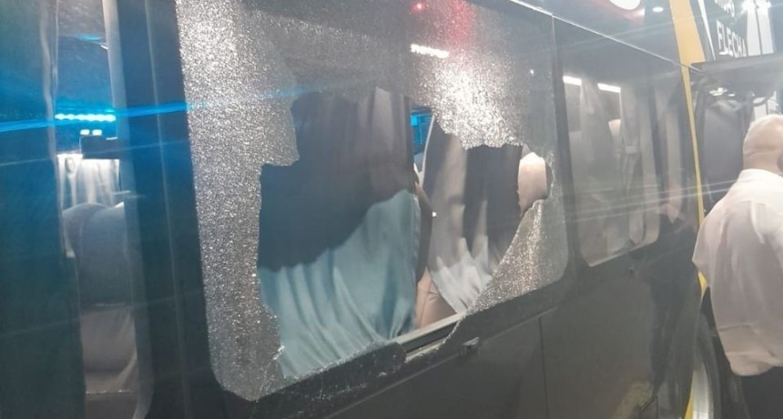 Ataque a piedrazos contra un colectivo en Circunvalaci&oacute;n: dos pasajeras heridas