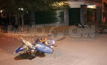 En plena fuga chocan y dejan a una mujer en grav&iacute;simo estado