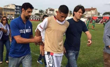 Ins&oacute;lita detenci&oacute;n de un futbolista brasile&ntilde;o en pleno partido 