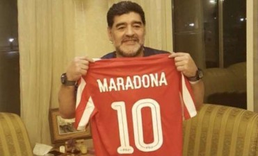 Diego Maradona vuelve a ser entrenador: firm&oacute; contrato con su nuevo club 