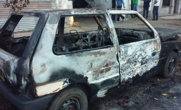 Quemaron un auto y robaron una casa en barrio Roma