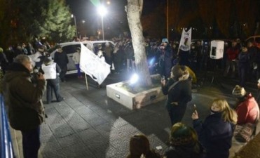 Despu&eacute;s de estar m&aacute;s de 15 horas encerrada, Alicia Kirchner pudo salir de la gobernaci&oacute;n