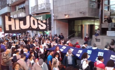 Miles de santafesinos se manifestaron contra el 2x1 