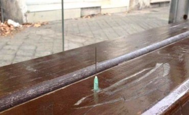 Una joven se clav&oacute; una jeringa al sentarse en la garita del colectivo