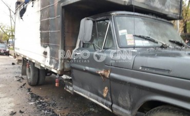 Quemaron un cami&oacute;n a metros de una comisar&iacute;a