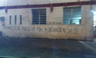 Pintadas contra dirigentes en la sede del Club Unión