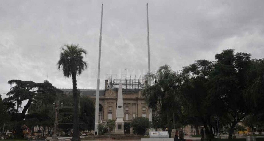 Instalaron dos m&aacute;stiles de 40 metros en la remodelada plaza 25 de Mayo