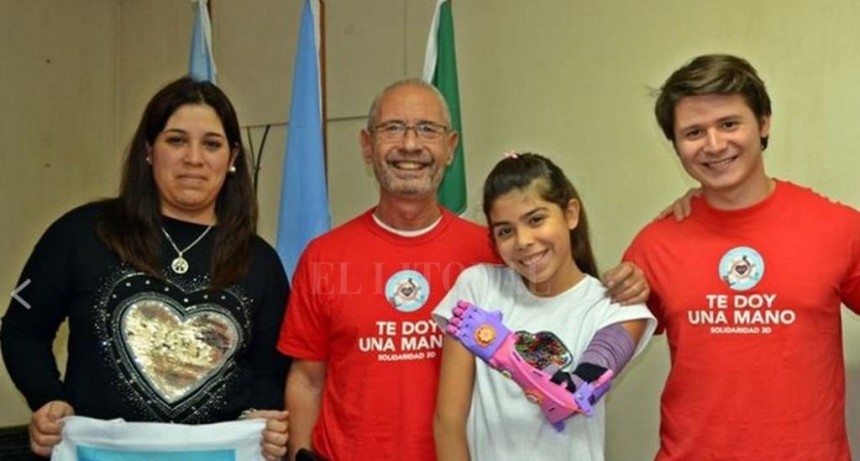 Te Doy Una Mano: El grupo que le otorg&oacute; el brazo ortop&eacute;dico a Milena