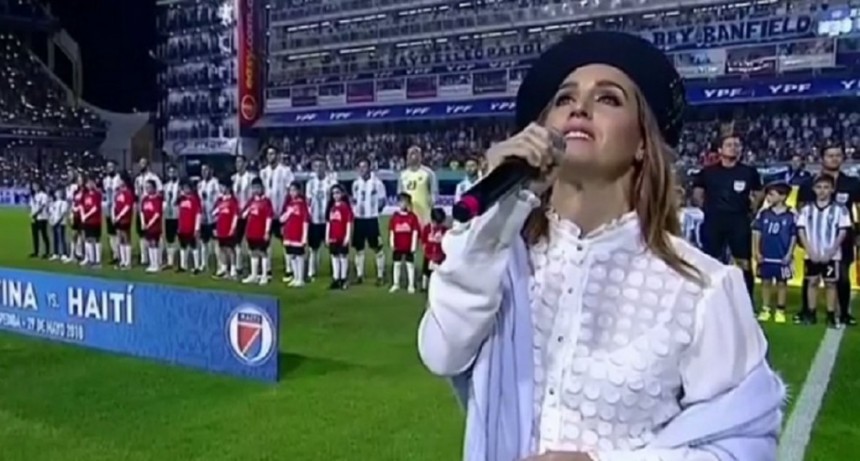 Reviv&iacute; el himno nacional interpretado por Soledad Pastorutti