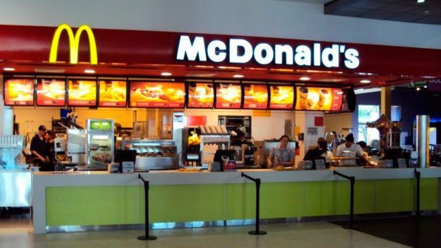 Desatornill&oacute; inodoro de McDonalds y se lo llev&oacute; en un bolso