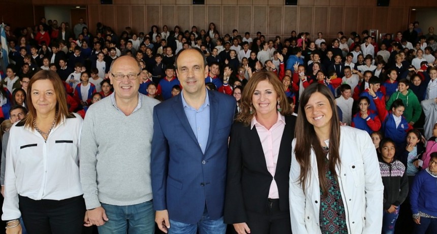 Corral encabez&oacute; el acto de compromiso a la Carta Magna de estudiantes