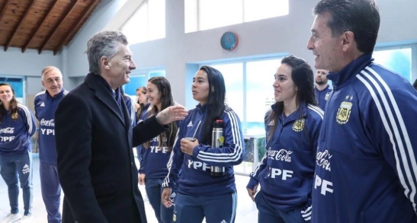 Macri visit&oacute; a la Selecci&oacute;n femenina de f&uacute;tbol antes del Mundial de Francia