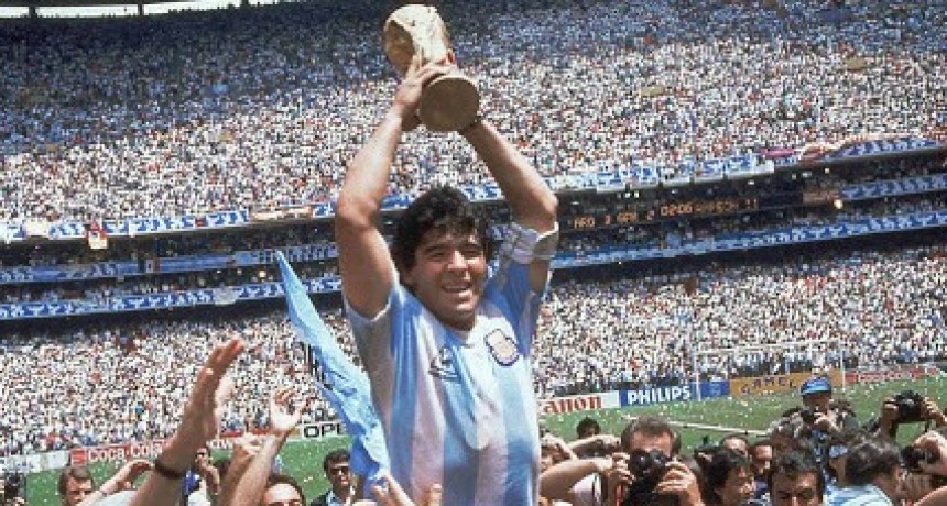 Sortear&aacute;n una camiseta del Mundial 86 que don&oacute; Diego Maradona a cambio de paquetes de fideos y arroz