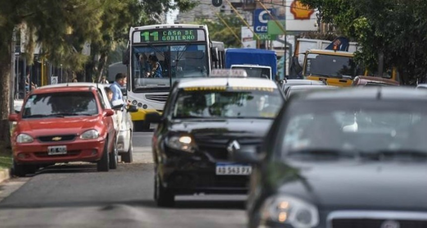 Los taxis, remises y transportes escolares ya pueden prestar el servicio puerta a puerta