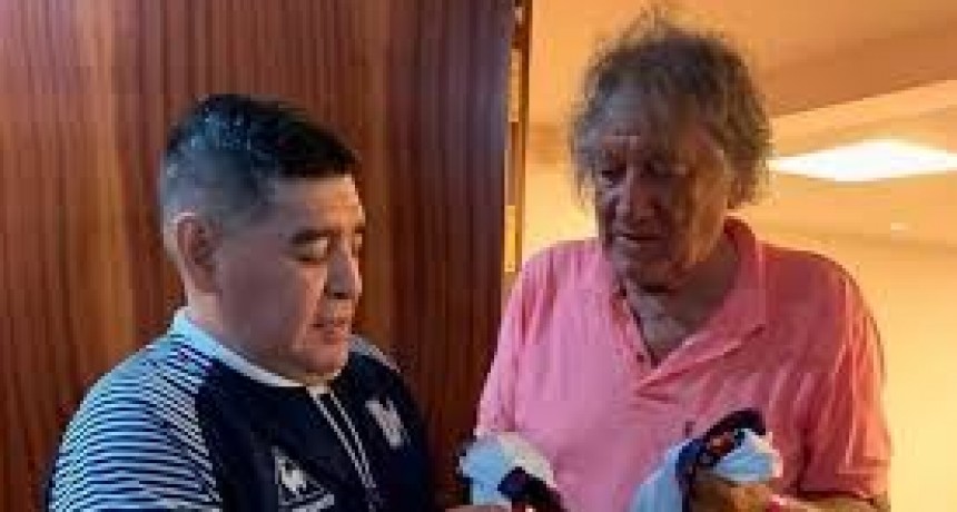 La emotiva despedida de Maradona al Trinche Carlovich: "Con tu humildad nos bailaste a todos"