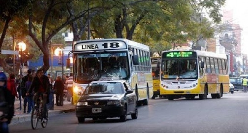 El paro de colectivos continuar&aacute; hasta que se le deposite el 100% del salario