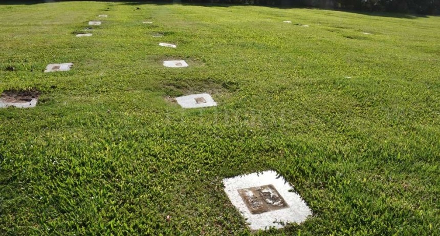 Robaron m&aacute;s de 140 placas de bronce en un cementerio privado