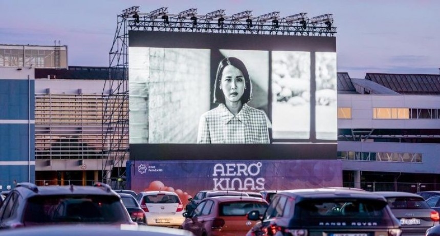 En Lituania comenzaron a usar los aeropuertos como autocine