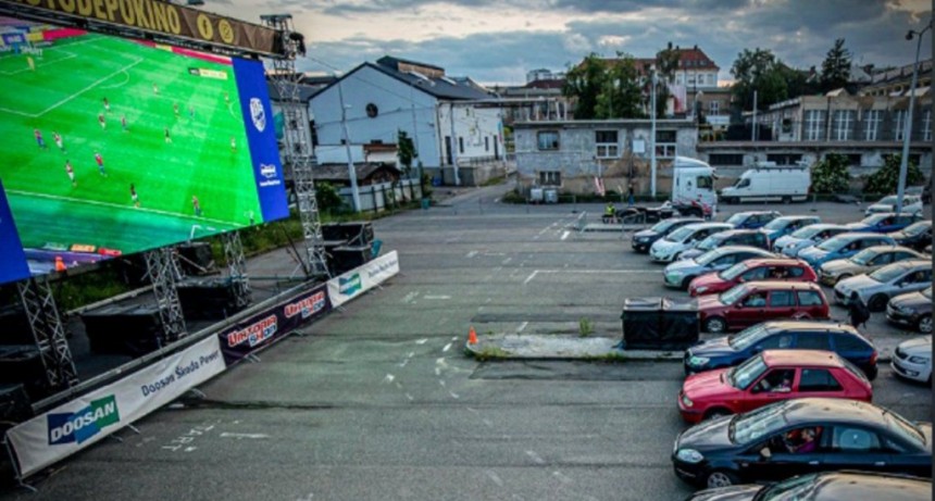 Rep&uacute;blica Checa: Hinchas armaron un autocine para ver un partido