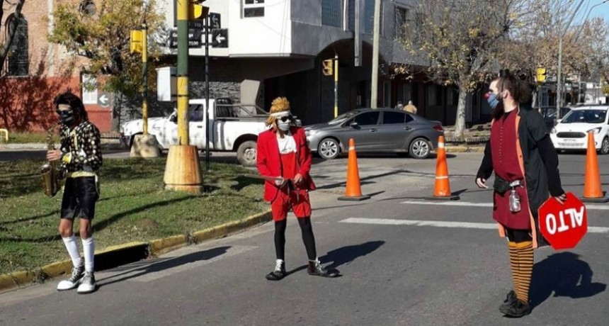Payasos del circo varado en Santa Fe alegran las caminatas recreativas