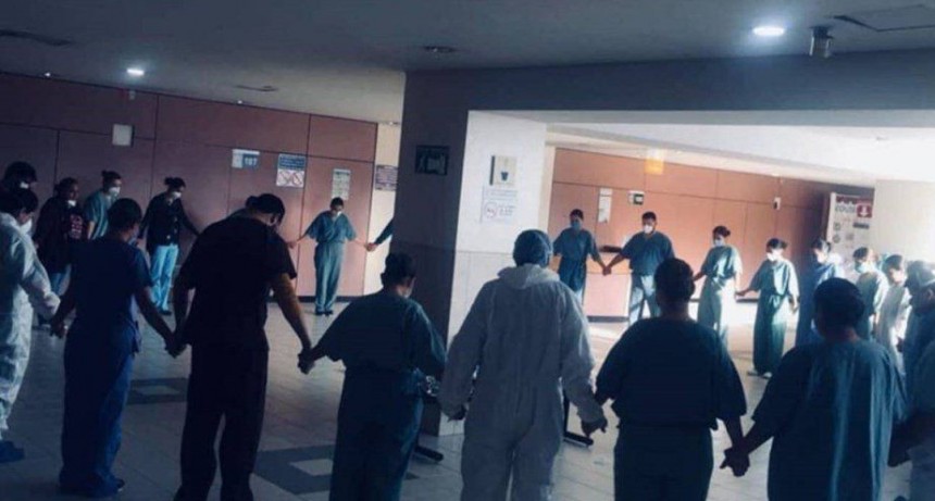 Viral: La conmovedora foto de los enfermeros que rezan