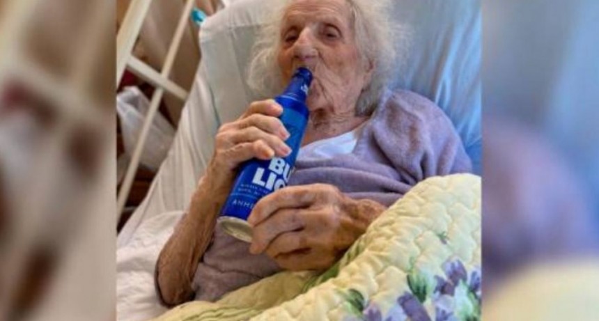 Tiene 103 a&ntilde;os, le gan&oacute; al coronavirus y festej&oacute; con una cerveza bien fr&iacute;a