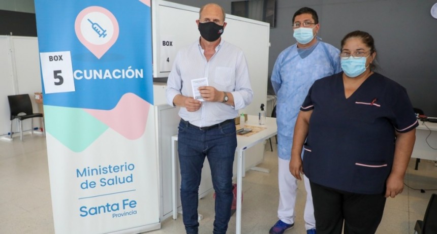 Omar Perotti se vacun&oacute; contra el Covid 19