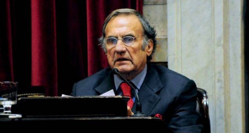 Internaron al senador Carlos Reutemann en un sanatorio de la ciudad 