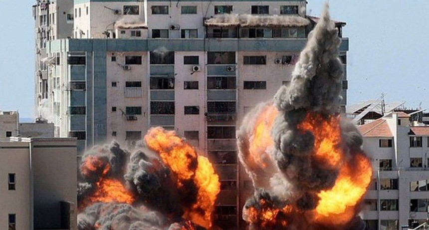 Israel bombarde&oacute; tres edificios y murieron 26 personas