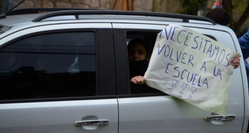 Caravana contra de la suspensi&oacute;n de clases presenciales