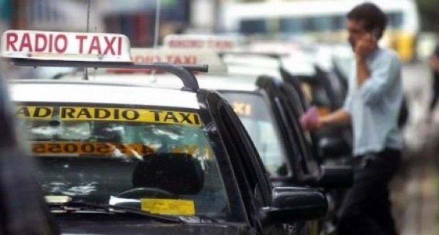 Taxis y remises pujan por un aumento de la tarifa