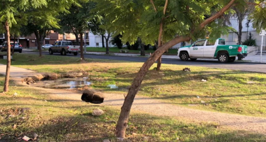 Se agrav&oacute; el socav&oacute;n de Urquiza y Bulevar y tuvieron que vallar la zona