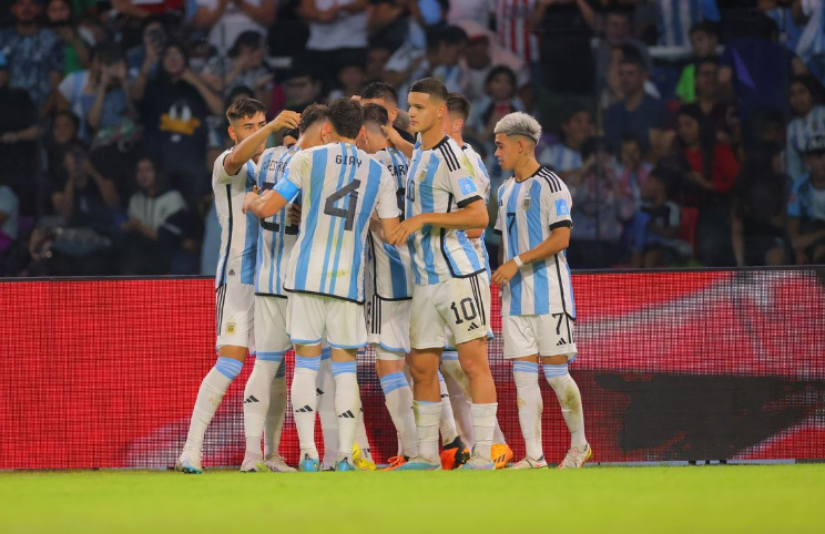 La Selección Argentina goleó a Guatemala y clasificó a octavos de final