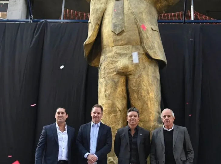 La escultora de la estatua de Gallardo explicó las razones del tamaño del 