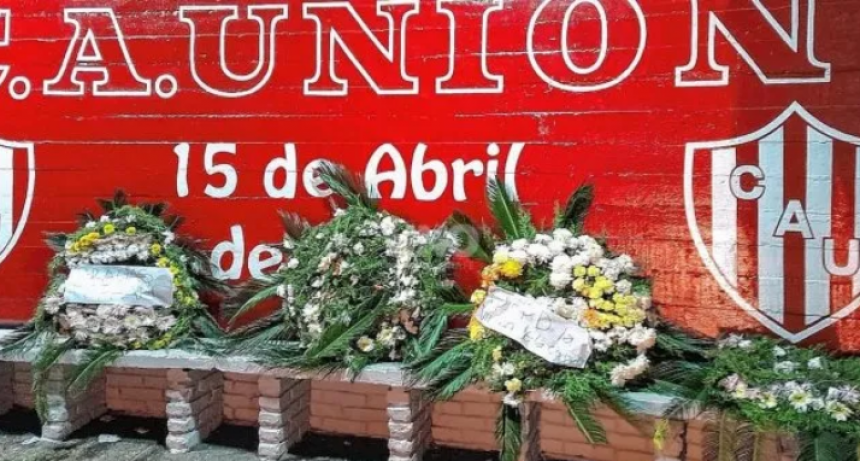 Dejaron coronas de flores con mensajes en la sede de Uni&oacute;n