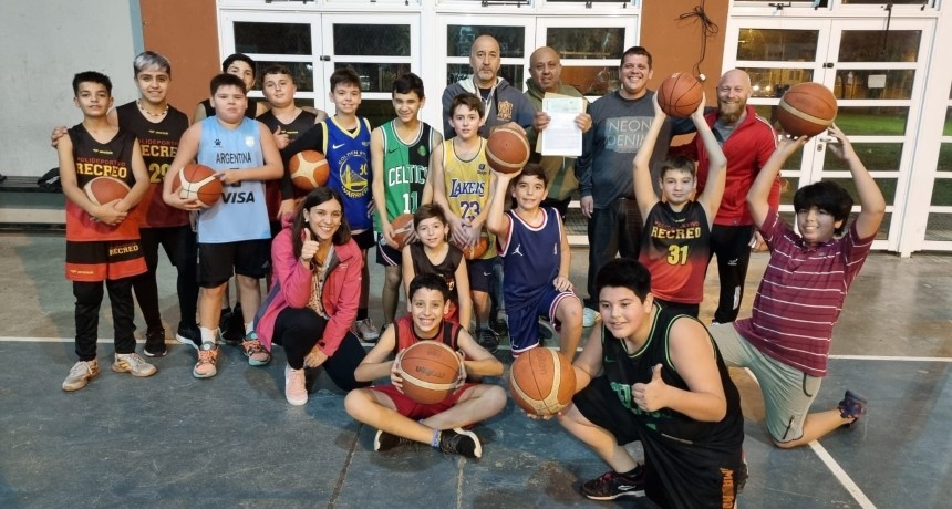 Castell&oacute; entreg&oacute; aportes para el Polideportivo de Recreo