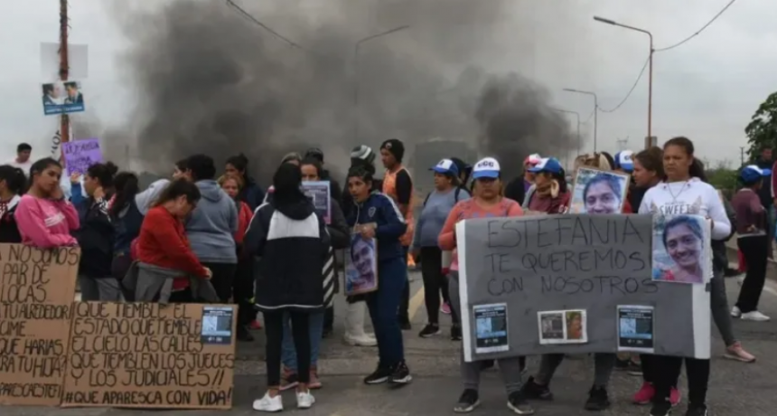Caos en el Puente Carretero por manifestaci&oacute;n de familiares de M&oacute;nica Aquino