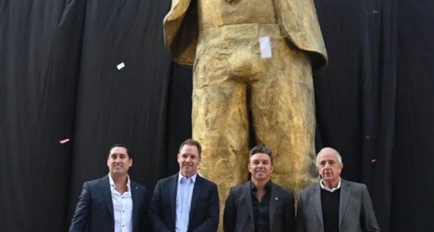 La escultora de la estatua de Gallardo explic&oacute; las razones del tama&ntilde;o del "bulto"