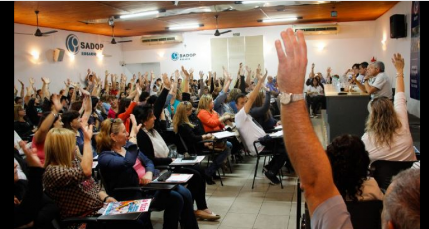 Con un paro que se cae de maduro, docentes votan qu&eacute; hacer con la oferta salarial