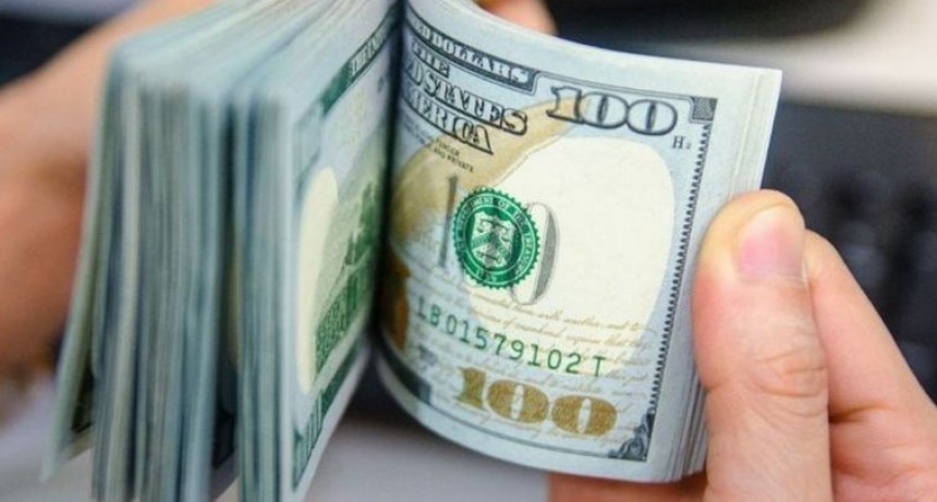 El d&oacute;lar "blue" peg&oacute; un salto de $60 y se acerc&oacute; a los $1.200